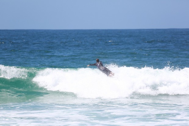 Vladimir Brichta surfando na praia da Barra da Tijuca (Foto: Dilson Silva/AgNews)