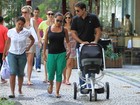 Ricardo Pereira passeia com a mulher e filhinho de três meses no Rio