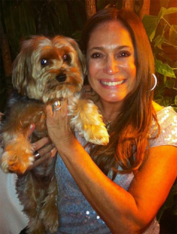 Susana Vieira com Bob, seu cachorro de estimação (Foto: Reprodução / Teitter)