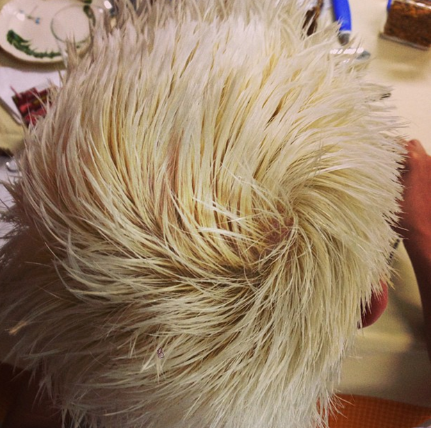 Filho de Fatima Bernardes e Willian Bonner pinta o cabelo (Foto: Instagram / Reprodução)