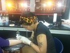 Ex-paquita Ana Paula Almeida faz tatuagem para o filho e a mãe