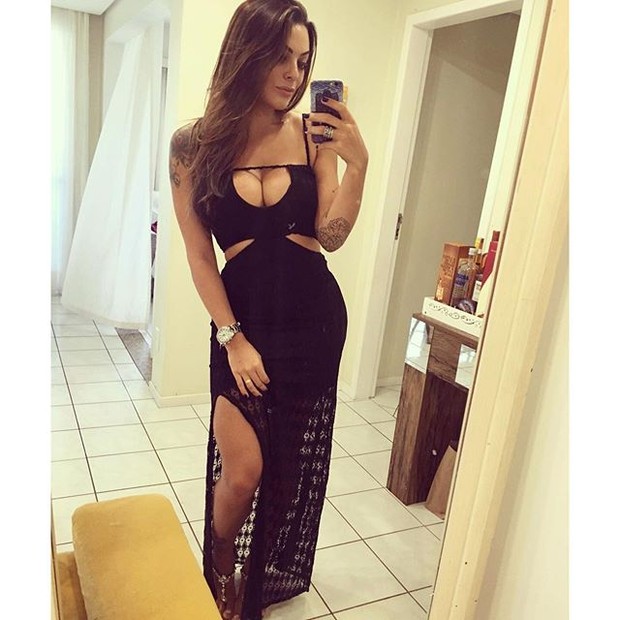 Ex-BBB Monique posa para selfie usando vestido decotado (Foto: Instagram/ Reprodução)