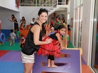 Samara Felippo e outras famosas levam filhos a festa de escola musical
