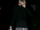 Miley Cyrus esconde o rosto dos paparazzi ao passear com cachorros