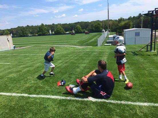 Tom Brady com os filhos (Foto: Reprodução / Facebook)