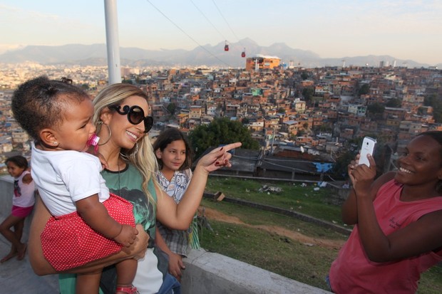 Valesca Popozuda grava com repórter da &quot;CNN&quot; no Complexo do Alemão (Foto:  Francisco Silva/AgNews)