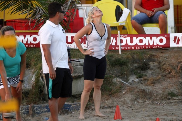 Samara Felippo se exercita na praia (Foto: Marcos Ferreira / photo rio news)