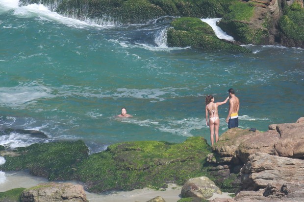 Cauã com a namorada na praia da Joatinga no Rio de Janeiro (Foto: AGNEWS )