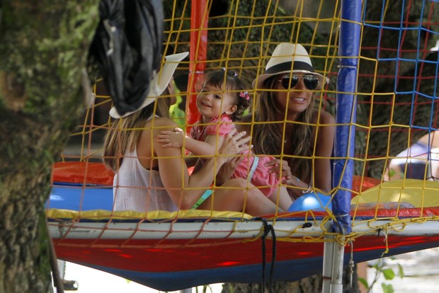 Fernanda Pontes encontra Flávia Sampaio (Foto: Gil Rodrigues/FotoRio News)