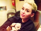 Miley Cyrus posta mais uma foto com novo cachorrinho de estimação