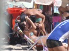 Na praia, filha de Renato Gaúcho ganha selinho do namorado