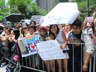 Fãs se concentram em frente ao hotel de Demi Lovato, em São Paulo