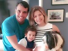 Bárbara Borges exibe barrigão em foto com a família: 'Esperando a chegada'