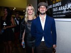 Fiorella Mattheis e Alexandre Pato usam looks estilosos em teatro
