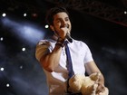 Luan Santana ganha ursinho de presente durante show em São Paulo