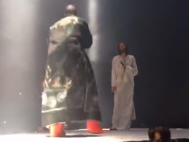 Kanye West leva ator vestido de Jesus ao palco e é criticado em redes (Foto: Reprodução)
