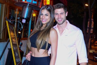Mari Gonzalez e ex-BBB Jonas em restaurante em São Paulo (Foto: Leo Franco/ Ag. News)