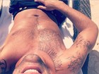 Ricky Martin faz 'selfie sexy' enquanto coloca o bronzeado em dia