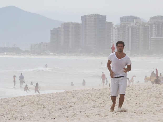 Cauã Reymond corre na praia (Foto: Wallace Barbosa / Agnews)