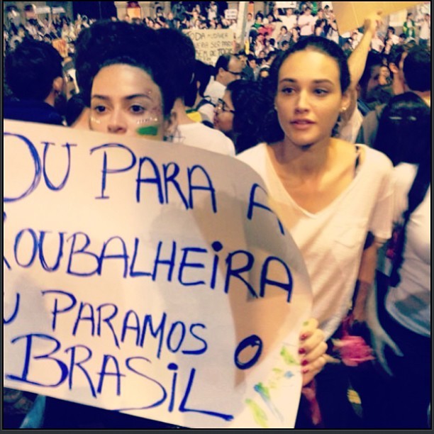 Thaila Ayala e Débora Nascimento em protesto no Rio (Foto: Instagram/ Reprodução)