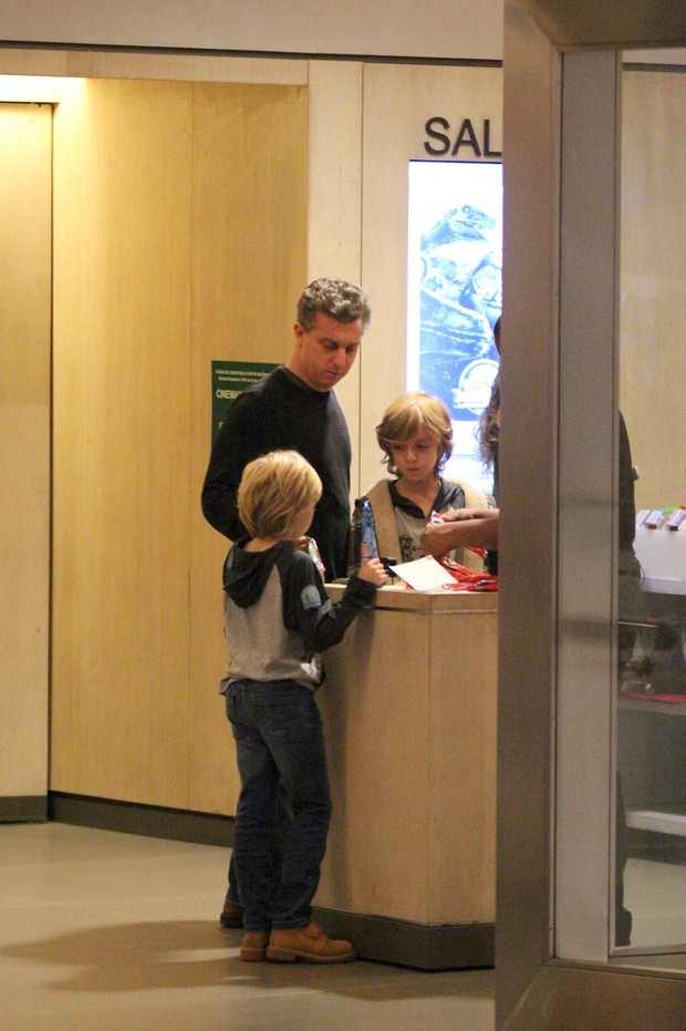 Luciano Huck e filhos no shopping (Foto: Fabio Moreno/Agnews)