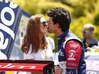 Marina Ruy Barbosa troca beijos com Xandinho Negrão durante Stock Car