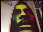 Isabeli Fontana mostra nova prancha com imagem de Bob Marley 