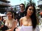 Kim Kardashian usa look todo branco e com decote ousado em Miami