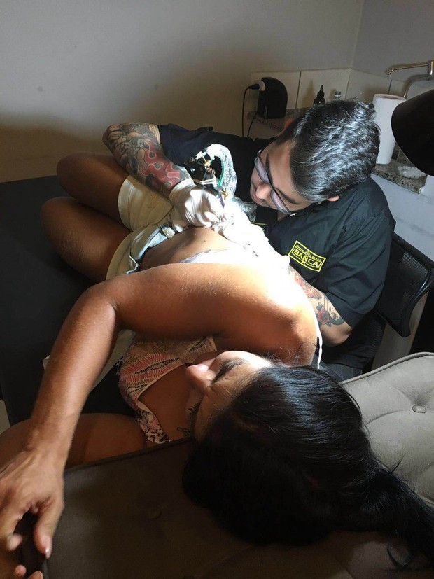 Priscila Pires faz nova tatuagem (Foto: Arquivo Pessoal)