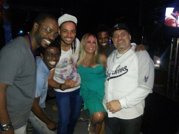 Susana Vieira com integrantes do grupo Funk in Samba em festa de &#39;Amorà vida&#39; no Rio (Foto: Divulgação)