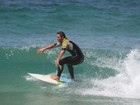 Mario Frias aproveita manhã de sol para surfar no Rio