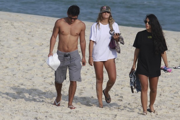 Bruno Gissoni com namorada na praia da Barra da Tijuca, RJ (Foto: Dilson Silva  / Agnews)