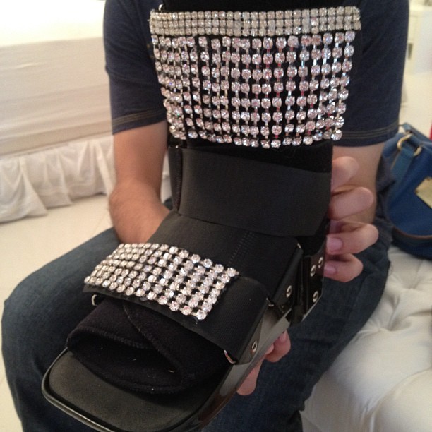 Mayra Cardi usa bota ortopédica para ensaio (Foto: Reprodução/Instagram)