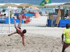 José Loreto joga futevôlei na praia da Barra da Tijuca, no Rio