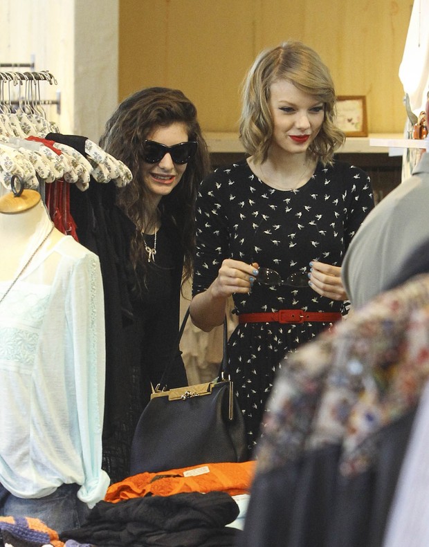 Lorde e Taylor Swift fazem compras em Los Angeles, nos Estados Unidos (Foto: Grosby Group/ Agência)