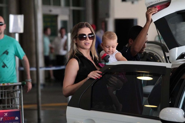 Sheila Mello e a filha Brenda em aeroporto (Foto: Orlando Oliveira / AgNews)