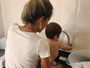 Adriana Sant'Anna mostra foto fofa dando banho no filho no tanque