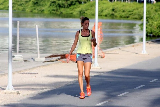Leticia Birkheuer na Lagoa, no Rio (Foto: AgNews/JC Pereira)