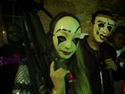 Khloe Kardashian posa com máscara e rifle na mão com o novo namorado