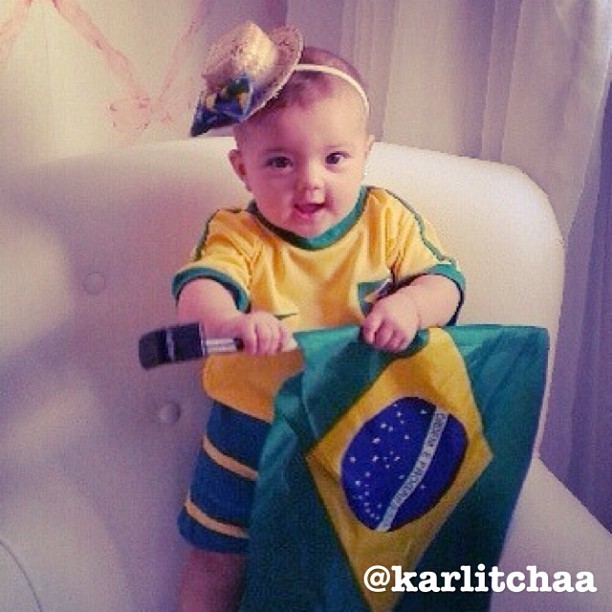Ex-BBB Karla posta foto da filha com roupa do Brasil (Foto: Instagram / Reprodução)