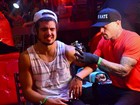 Rock in Rio chega ao fim com Caio Castro tatuando Mickey no braço
