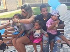 Dani Souza posta foto em família e brinca: 'Décima tentativa'