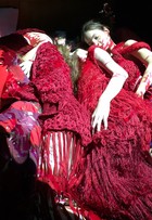 Ronaldo Fraga apresenta desfile com modelos deitados 'de conchinha'
