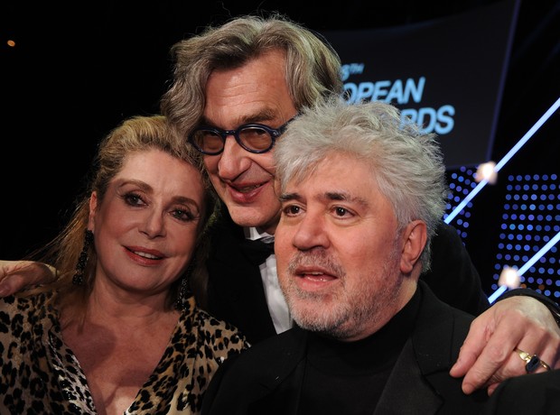 Catherine Deneuve, Wim Wenders e Pedro Almodóvar no European Film Awards (Foto: APF)