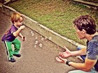Jonatas Faro brinca de bolinha de sabão com o filho, Guy