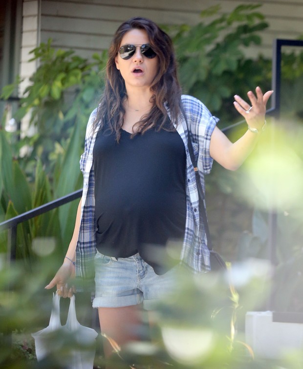 Mila Kunis, grávida, em Los Angeles, nos Estados Unidos (Foto: Grosby Group/ Agência)