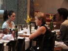Isabelle Drummond almoça com amigo em shopping no Rio