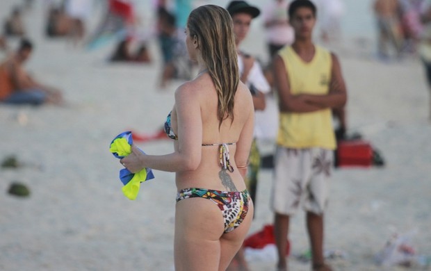 Letícia Spiller na praia (Foto: Dilson Silva / AgNews)