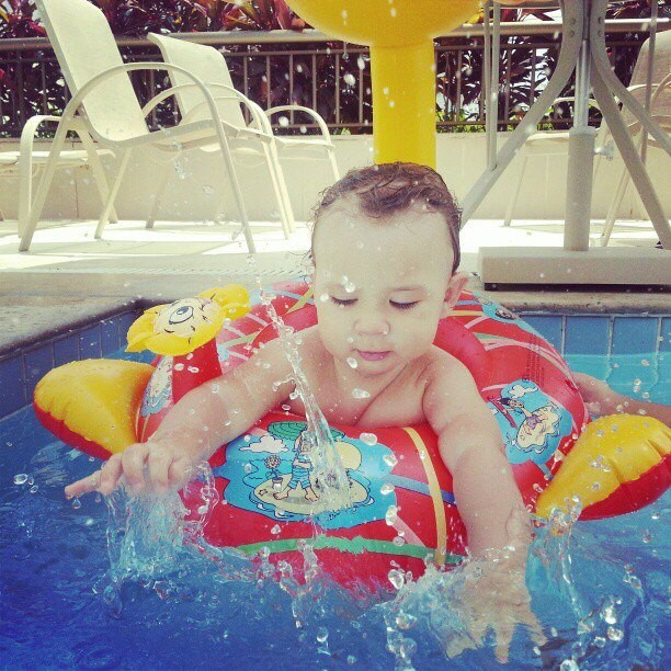 Filho da ex-BBB Priscila Pires faz farra na piscina (Foto: Facebook)