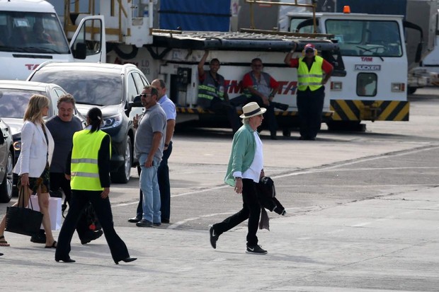 Rolling Stones embarcam em aeroporto do Rio (Foto: André Freitas e Fábio Martins / AgNews)